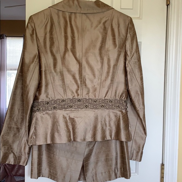 Woman’s beige 2 piece suit - Picture 6 of 7